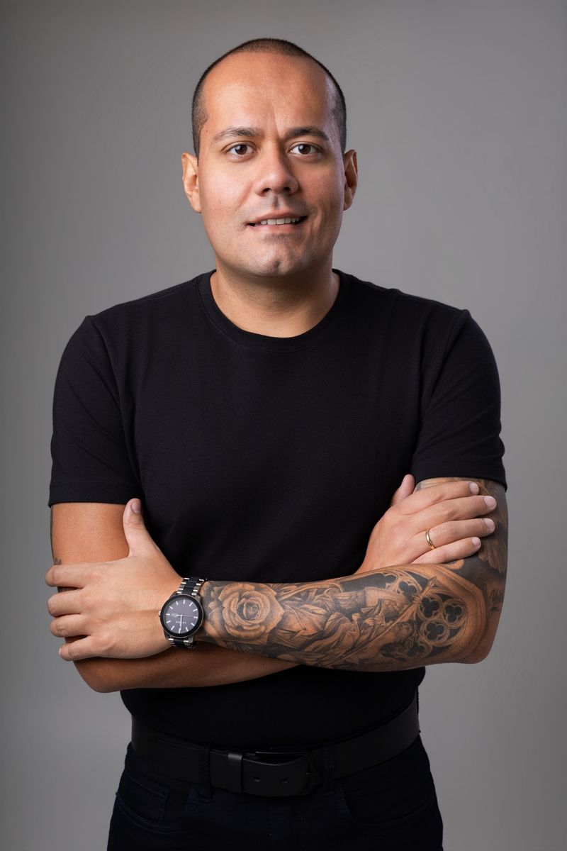 Matheus Marques de camiseta preta e braços cruzados